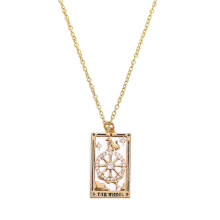 Elegante ketting met tarotkaarthanger in koperkleur, verstelbare lengte, geschikt voor diverse stylingmogelijkheden.