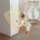 Witte kledingkast met kledingstang en soft-close deur. 8