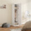 Witte kledingkast met kledingstang en soft-close deur. 3