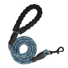 Stevige hondenriem met ergonomisch ontworpen handvat, klimtouw en reflecterende draden voor extra veiligheid 's nachts, ideaal voor hon