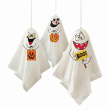 Söpö lentävä haamu halloween-juhlakoriste roikkuu haamuja etupihan terassille, nurmikolle, puutarhajuhlakoristeeseen ja juhla
