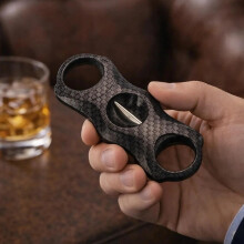 Coupe-cigares, imprimé fibre de carbone noire, ouverture à ressort, coupe en V profonde de 7 mm, compatible avec les cigares jusqu'à 60