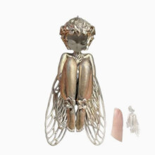 Handgesneden hanger met beschermengel en filigraan vleugels, een uniek cadeau voor vrouwen en mannen.