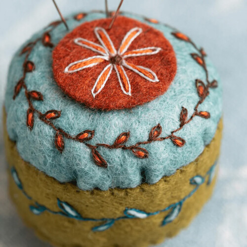 Corinne Lapierre Scissors Pouch & Mini Pin Cushion Felt Craft Mini Kit 1
