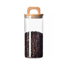 Recipiente de vidrio transparente práctico y sellado al vacío para almacenar alimentos secos en la cocina.