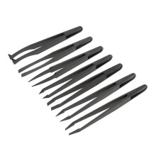Juego de 7 pinzas de plástico negro antiestáticas de punta plana.