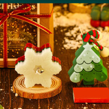 Kerstgeurkaars in geschenkverpakking met kerstboom en peperkoekmannetje, geurkaars, premium geschenk voor de feestdagen.