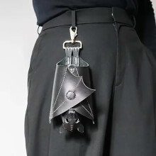Praktische und beliebte Fledermaus-Geldbörse aus Leder. Fledermausförmige Geldbörse aus Leder