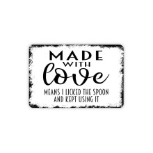 Sjov køkken metal vægkunst skilt med "Made With Love Means I Licked The Ske and Bliving Using It"-motiv. Størrelse: 20x30 cm.