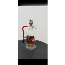 (A) Whiskey-Flasche als Hommage an die Feuerwehr, Sammler-Whisky-Dekanter mit Feuerwehrmann-Motiv und Feuerwehrschlauch-Design, einzigartiges Geschenk