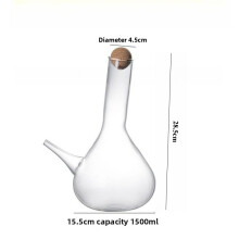 Glasdekanter mit Korkdeckel zum Belüften und Servieren von Wein, ideal für die Heimbar oder den Esstisch. Verwenden Sie Weinutensilien für zu Hause