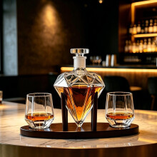 Ein Set aus 3 rautenförmigen Whisky-Dekantern, inklusive 2 Gläsern und einem Holzständer;Dekanter aus Glas mit hohem