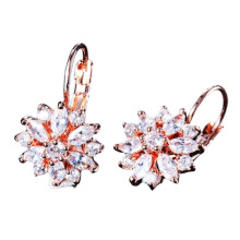 Oorbellen met zonnebloemmotief ingelegd met kubische zirkonia, met klapsluiting. Een chique cadeau voor dames.