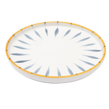 Keukenset met keukengerei, porseleinen serveerblad, bestek en servies.