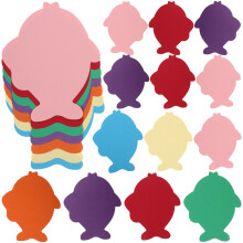 Conjunto de 35 recortes de peixes de papel em diversas cores para decoração de sala de aula.