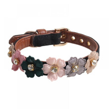 Collier ajustable en PU pour chiens de petite et moyenne taille, orné de fleurs colorées et brillantes et de diamants scintillants.