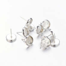 Hopeoidut messinkiset korvakorukiinnikkeet. Kadmium-, lyijy- ja nikkelivapaa. Leveys noin 10 mm. Pituus 12 mm. Alustan halkaisija: 8 mm. Tapin