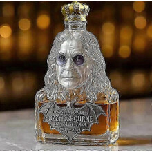 Pamätná socha Ozzyho Osbournea s fľašou whisky, bytovou dekoráciou, fľašou vína, zberateľskou remeselnou sochou.