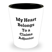Niedliches und lustiges Geschenk für Schadensregulierer zum Vatertag – Mein Herz gehört einem Schadensregulierer – Weißes Keramik-Schnapsglas,