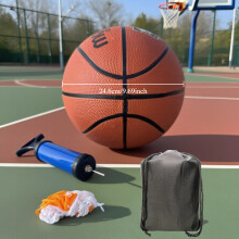 Dies ist ein brauner Basketball der Größe 7, der sowohl für Erwachsene als auch für Jugendliche geeignet ist und aus