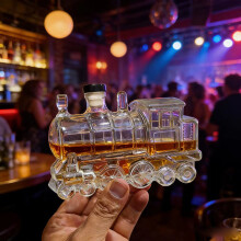 Kreative 3D-förmige Weinkaraffe, Whiskyflasche, Likörkaraffe, Sektflasche.Die Farbe des Flaschenverschlusses ist zufällig.