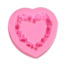 Čokoládová fondánová torta s vencom lásky na Valentína