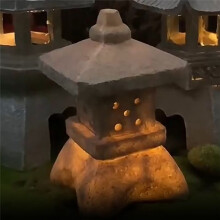 Garden Accessory Ornament Solar Powered Resin Pagoda Lantern Palace Lanterns Tower Statue Solar Lamp Garden Decor B