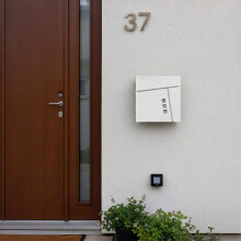 Witte brievenbus voor wandmontage met krantenhouder