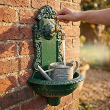 Antieke groene wandfontein, gegoten aluminium bassin
