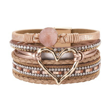 (Golden) Böhmisches magnetisches mehrschichtiges PU-Lederarmband mit übertriebenem Herzsteindetail – Statement-Stück mit breiten Manschette