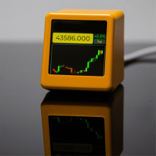 Pre zobrazenie akcií kryptomien NerdMiner BitCoin, výmenného kurzu, sledovania cien, počasia, hodín a času B