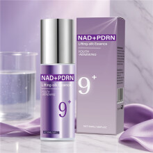 Essence, een hydraterend serum met hyaluronzuur, zorgt voor diepe hydratatie en opvullende effecten, met een drielaagse