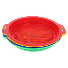 Lot de 4 passoires à sable en plastique pour enfants, idéales pour jouer à la plage.