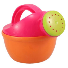 Gobelet d'eau rose en plastique pour les jeux de plage des tout-petits