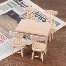 Ensemble de meubles miniatures en bois pour maison de poupée à l'échelle 1:12 : table et chaises.