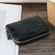 Portafoglio corto da donna semplice con motivo a coccodrillo e chiusura a zip per un facile accesso