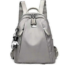 Mochila feminina, material sintético impermeável, prata U119, elegante e com grande capacidade.