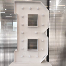 (Letter B) 121,92 cm hohes, kühles weißes LED-Festzelt mit Buchstabentafel und Zahlenanzeige für Hochzeiten, Geburtstage,