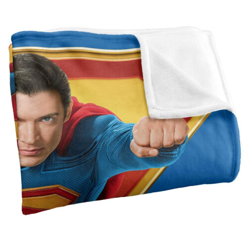 Superman (147cm x 91cm, Multicoloured) Superman Flying Over Shield Blanket 2
