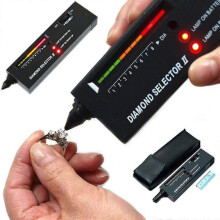Zeer nauwkeurige diamanttester, professioneel juweliersgereedschap, draagbare zwarte tester voor nauwkeurige edelsteenidentificatie.