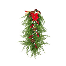 Guirlanda natalina artificial em formato de lágrima, com 65 cm de diâmetro, decorada com frutinhas vermelhas, pinhas, laço, poinsétia artificial