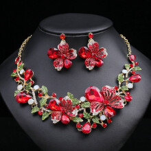 Extravagante luxe ketting en oorbellen, tweedelige set met kleurrijke bloemen, bruidsjurk