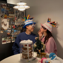Čiapka s okuliarmi a tortou k narodeninám - plyšová modrá narodeninová čiapka pre dievčatá a dospelých