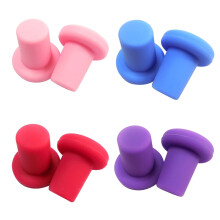 Lot de 4 bouchons de vin en silicone pour la conservation des boissons et le scellement des bouteilles.