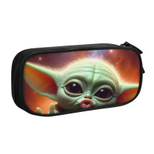 Estojo para lápis grande com estampa do Baby Yoda de Star Wars, em formato de cabeça de sapo e corações. Possui grande capacidade e é perfeito