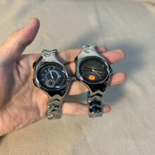 (1) Retro Twisted Alien Shape Vintage Watch - Ins Style Unique Design Wristwatch for Women Men Gift