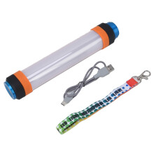 Lampe torche LED portable rechargeable USB, étanche et à intensité variable pour le camping et les situations d'urgence.