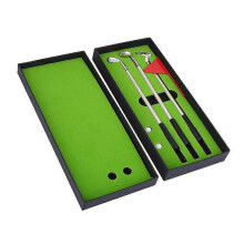 Set di penne da golf con bandierina e palline, gioco sportivo da scrivania.