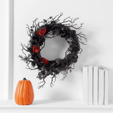 Fekete halloweeni ajtókoszorú vörös rózsakoszorúval a bejárati ajtóra, fekete koszorú gótikus halloweeni lakberendezéshez