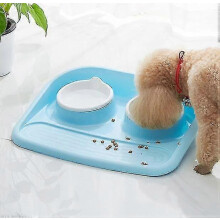 Distributore automatico di cibo per animali domestici, ciotole per bere e cibo per cani e gatti.